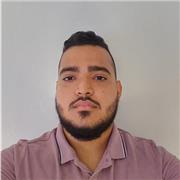 Profesor da clases avanzadas de ciencias sociales dirigida